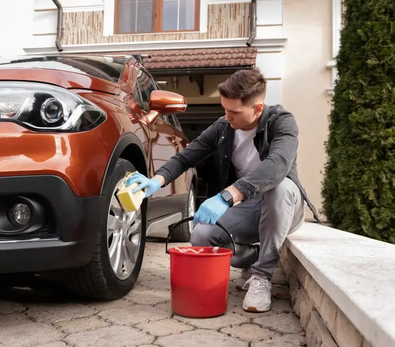 Lavage auto à domicile Saint-Priest-la-Marche : professionnel intervenant sur un véhicule